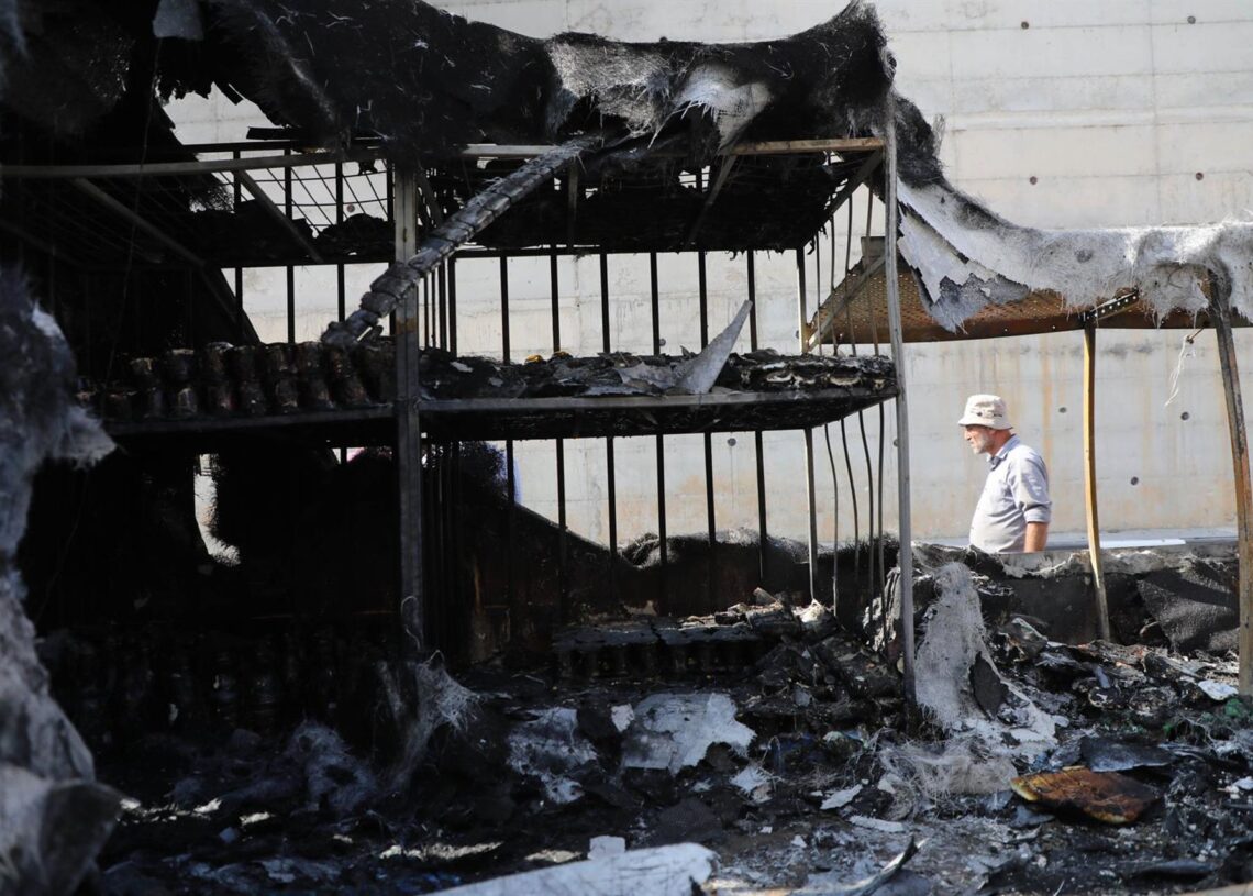 Vehículos y tiendas de campaña quemados en un campamento beduino de ganado y una lechería tras un ataque de colonos judíos al oeste de Nablús, en CisjordaniaEuropa Press/Contacto/Mohammed Nasser