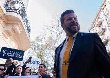 Archivo - Johannes Kaiser, fundador del Partido Nacional Libertario (PNL) de Chile, registra oficialmente su candidatura presidencial.Victor Huenante/Agencia Uno/dpa - Archivo