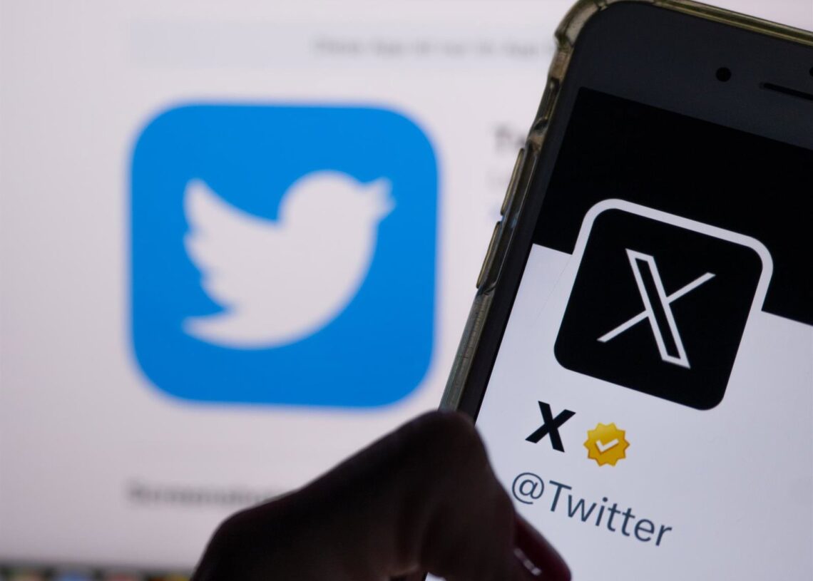 Archivo - FILED - 24 July 2023, Berlin: The white letter X can be seen on a black background, while the previous logo of the short message service Twitter is displayed in the background. Photo: Monika Skolimowska/dpaMonika Skolimowska/dpa - Archivo