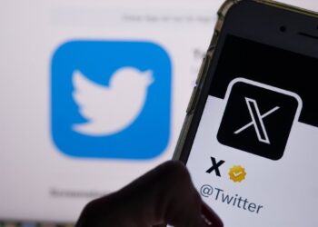 Archivo - FILED - 24 July 2023, Berlin: The white letter X can be seen on a black background, while the previous logo of the short message service Twitter is displayed in the background. Photo: Monika Skolimowska/dpaMonika Skolimowska/dpa - Archivo