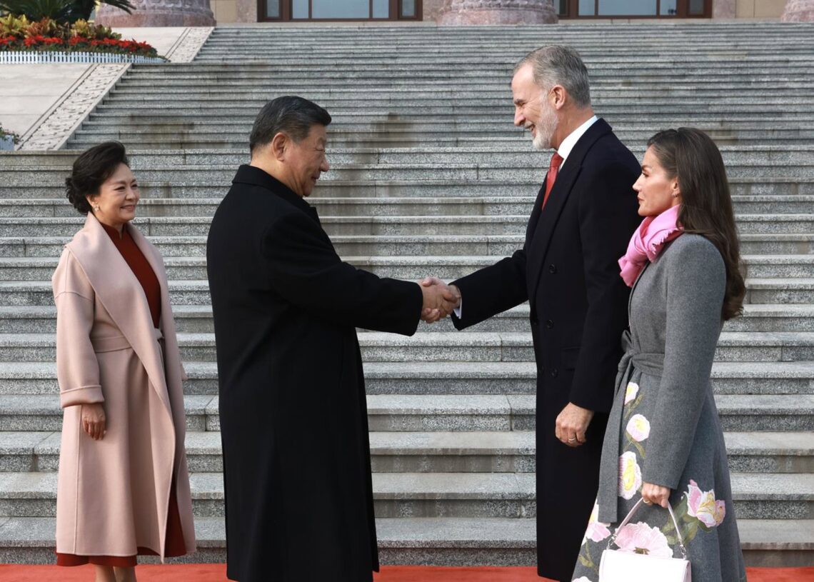Los Reyes Felipe VI y Letizia saludan al presidente chino, Xi Jinping, y su esposa, a 12 de noviembre de 2025, en Pekín (China).Casa de S.M. el Rey