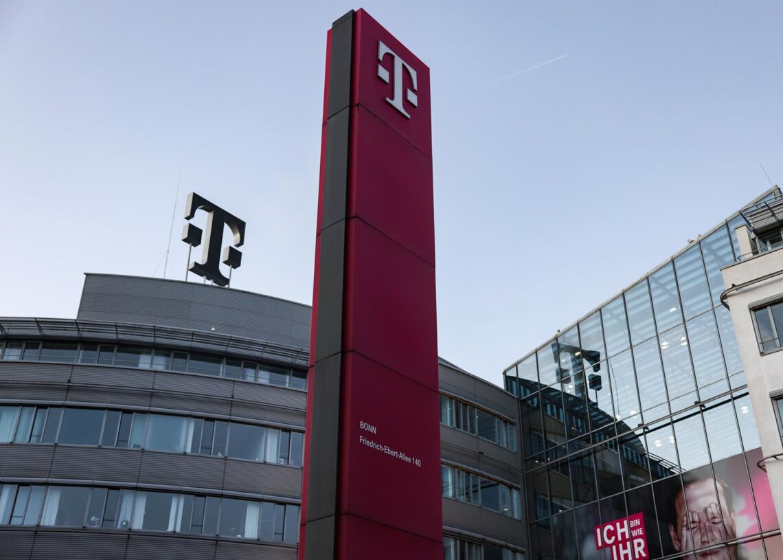 Archivo - 10 November 2022, North Rhine-Westphalia, Bonn: The logo of Deutsche Telekom's headquarters is unlit in the morning. The company presents its balance sheet figures for the third quarter. Photo: Oliver Berg/dpaOliver Berg/dpa - Archivo