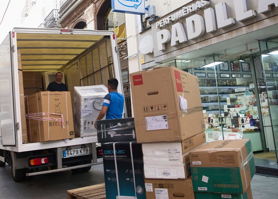 Archivo - Un repartidor trabajando en MadridJesús Hellín - Europa Press - Archivo