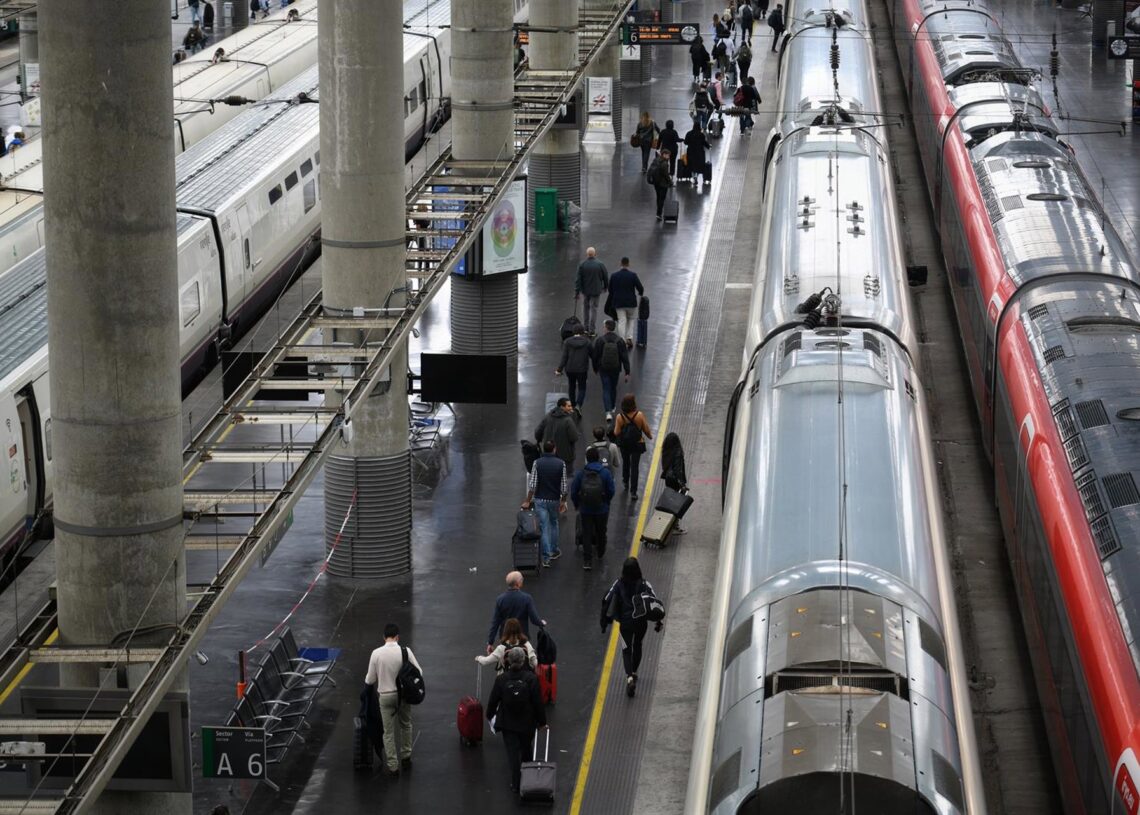 Archivo - Varios viajeros durante la operación salida por el puente de mayo, en la Estación de AtochaFernando Sánchez - Europa Press - Archivo