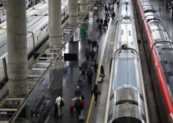 Archivo - Varios viajeros durante la operación salida por el puente de mayo, en la Estación de AtochaFernando Sánchez - Europa Press - Archivo