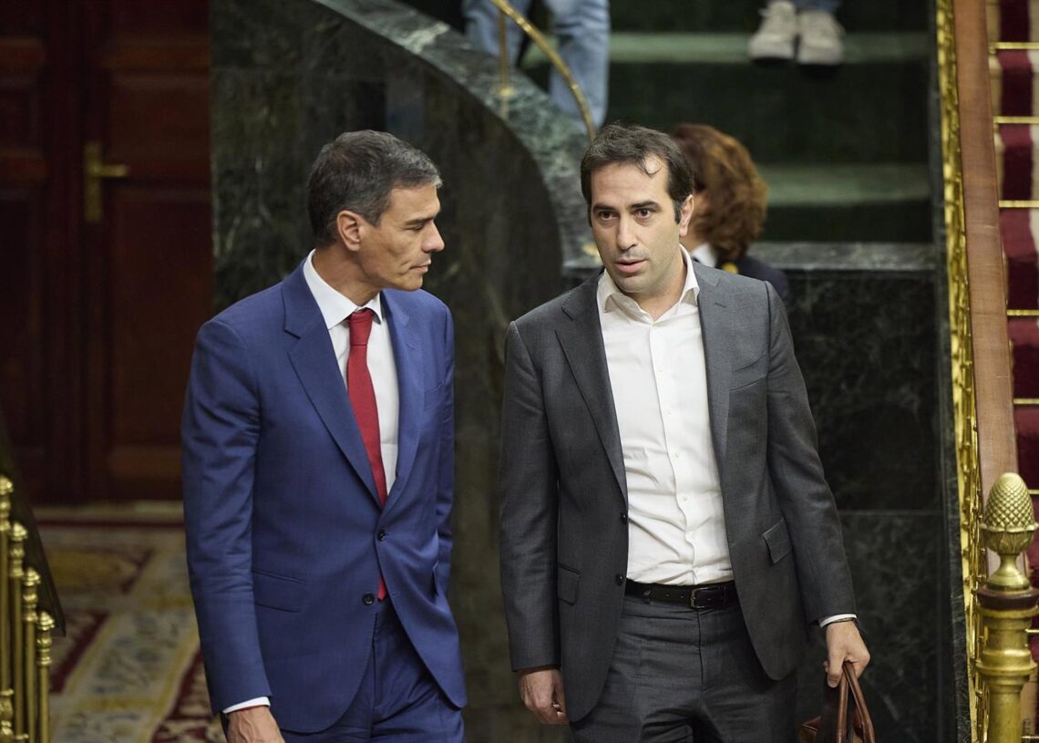 Archivo - El presidente del Gobierno, Pedro Sánchez, y el ministro de Economía, Comercio y Empresa, Carlos Cuerpo.Jesús Hellín - Europa Press - Archivo