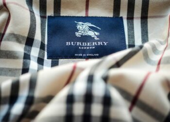 Archivo - FILED - 12 March 2014, Bavaria, Bamberg: The label with the logo of the fashion designer "Burberry London" in a trench coat. The British fashion group Burberry has cancelled its previous forecasts for its business results this fiscal year, and wDavid-Wolfgang Ebener/dpa - Archivo