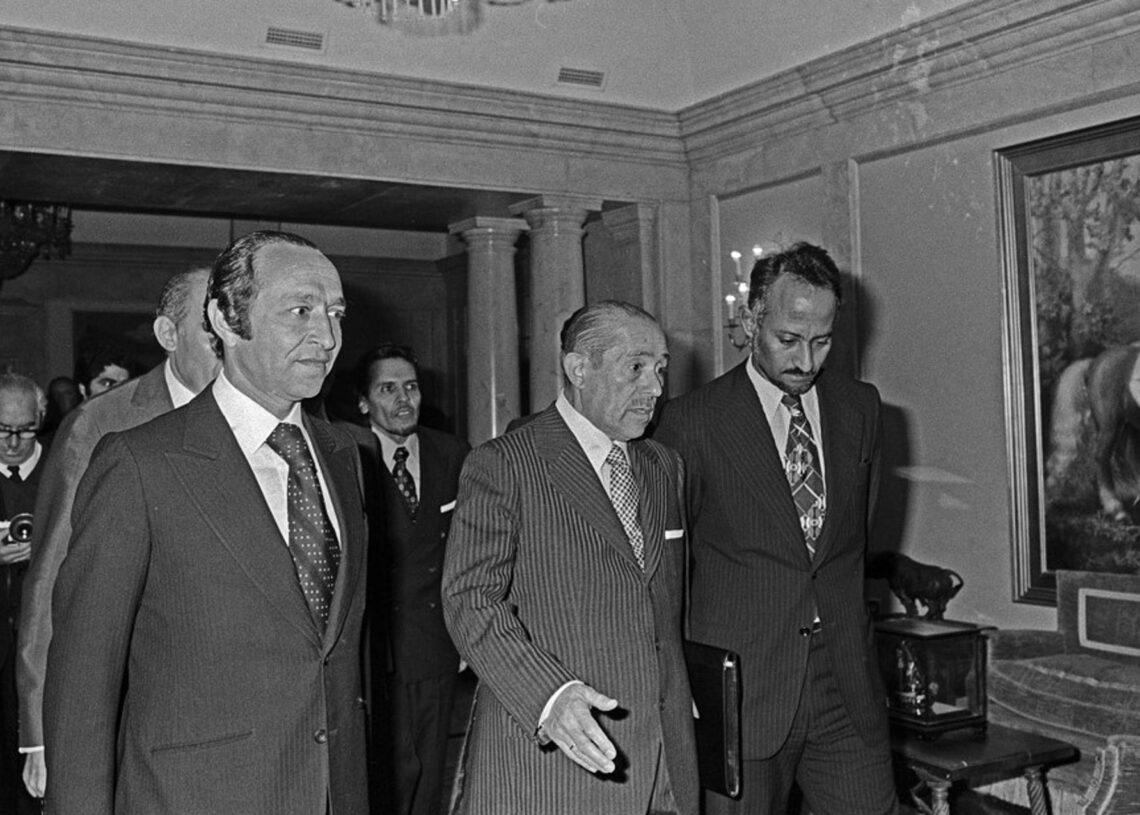 Carlos Arias Navarro, presidente del Gobierno, junto a Ahmed Osman, primer ministro de Marruecos, y Hamdi Ould Mouknass, ministro de Asuntos Exteriores de Mauritania.EUROPA PRESS)