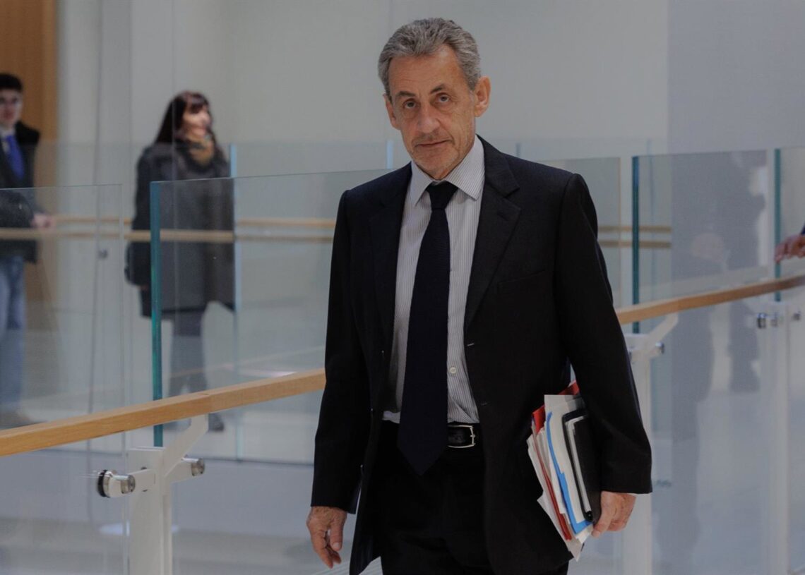 Archivo - El expresidente de Francia Nicolas Sarkozy llega a una vista del juicio en su contra, por el que fue condenado a cinco años de cárcel por asociación de malhechores (archivo)Sadak Souici/ZUMA Press Wire/dpa - Archivo