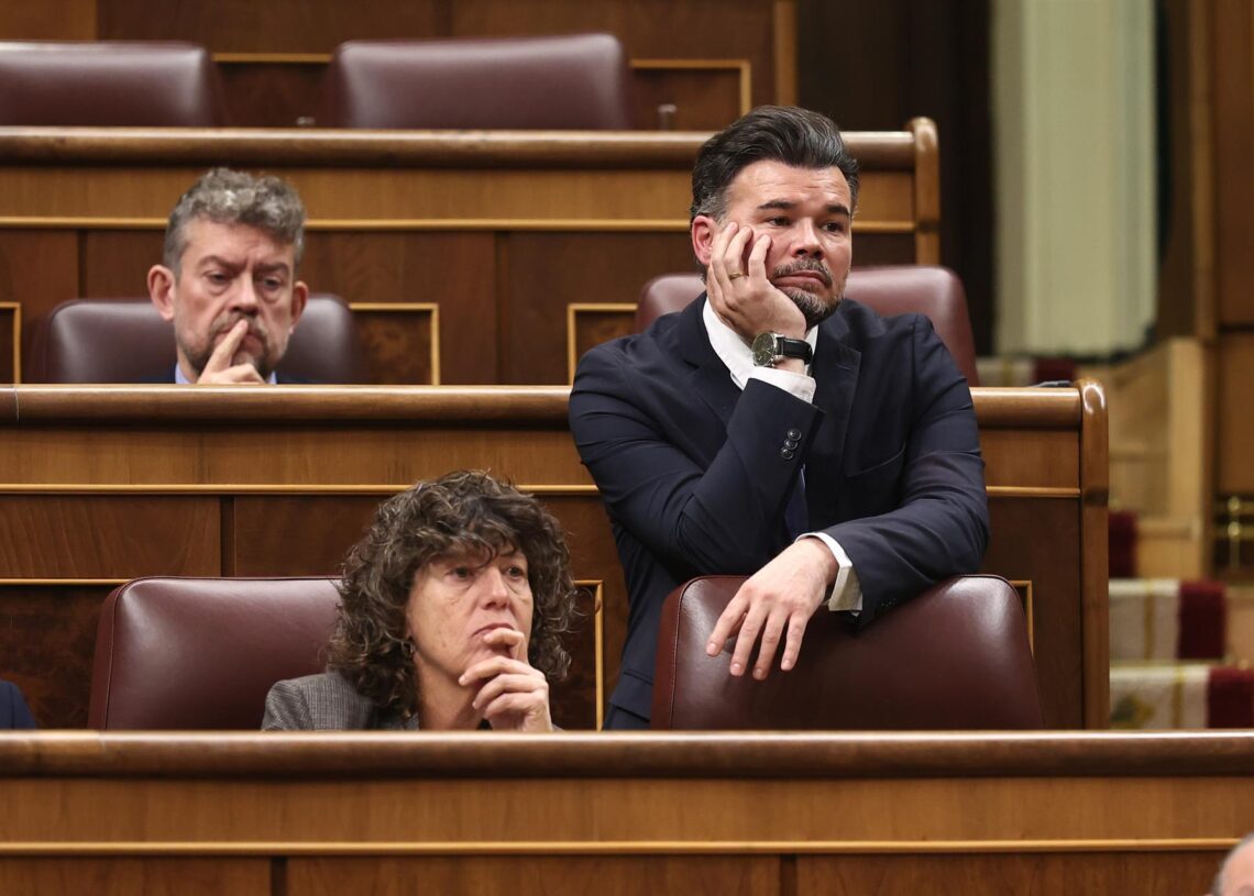 El portavoz de ERC en el Congreso, Gabriel Rufián (d), durante una sesión de control al Gobierno, en el Congreso de los Diputados, a 12 de noviembre de 2025, en Madrid (España).Eduardo Parra - Europa Press