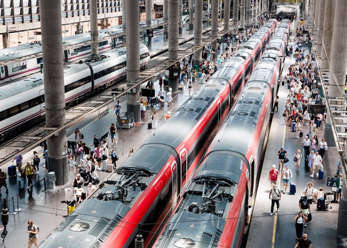 Archivo - Varias personas en los uno de los andenes de la estación Puerta de Atocha-Almudena Grandes, d Carlos Luján - Europa Press - Archivo