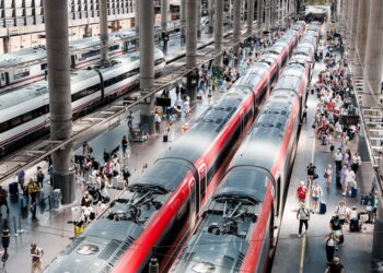 Archivo - Varias personas en los uno de los andenes de la estación Puerta de Atocha-Almudena Grandes, d Carlos Luján - Europa Press - Archivo