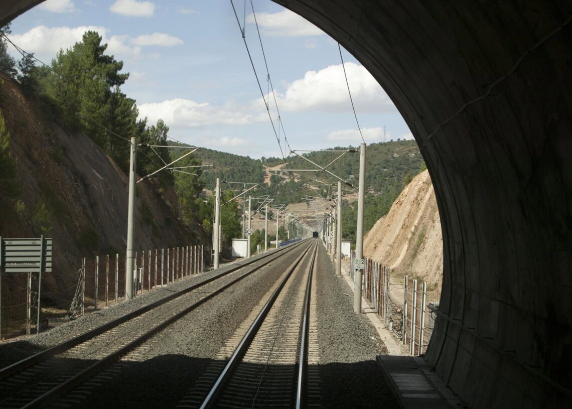 Archivo - Imagen de archivo Adif AVADIF AV - Archivo