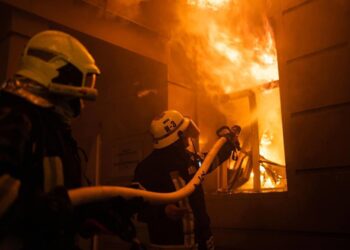 Archivo - Imagen de archivo de varios bomberos apagando un incendio tras un ataque ruso en Odesa.Europa Press/Contacto/Cover Images - Archivo