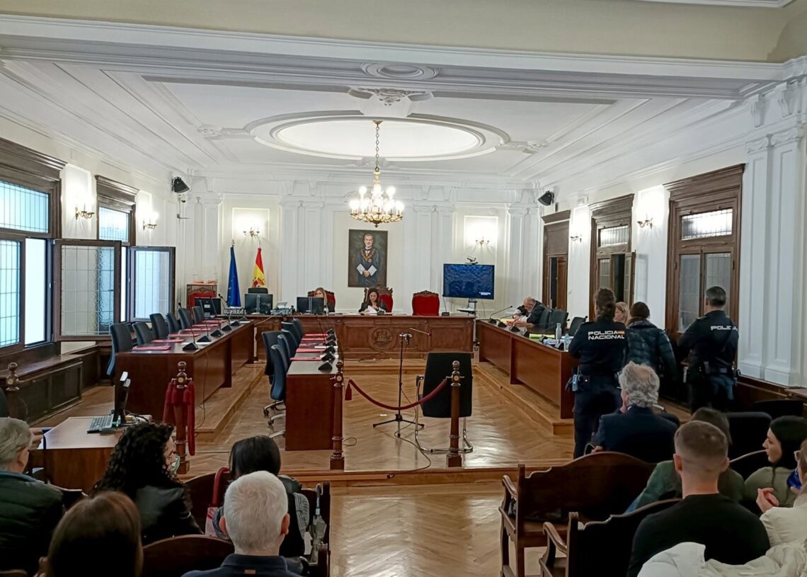 Imagen del juicio celebrado en la Audiencia Provincial de León en mayo de 2025 por el asesinato de una anciana en la residencia Virgen del Camino de León capital.EUROPA PRESS