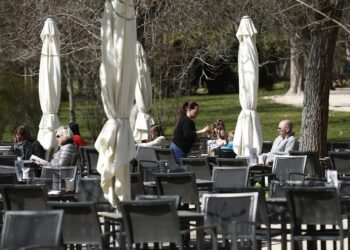 Archivo - Hosteleros, hostelero, hostelería, camareros, camarero, camarera, personas trabajando, trabajo, trabajador, trabajadores, paro, parados, bar, bares, sentarse, sentar, sillas, tomar algo, terraza, terrazas, parques, parqueEUROPA PRESS - Archivo