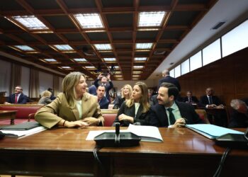 La portavoz del PP en el Senado, Alicia García (i), durante la Comisión de Investigación sobre el 'caso Koldo', en el Senado, a 30 de octubre de 2025, en Madrid (España). Eduardo Parra - Europa Press