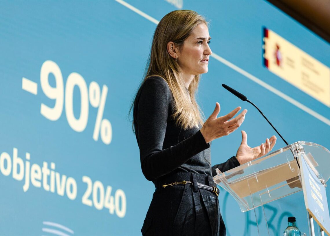 La vicepresidenta del Gobierno y ministra para la Transición Ecológica y el Reto Demográfico, Sara Aagesen, durante a la presentación del nuevo paquete de ayudas a la descarbonización y la competitividad, en la sede del Ministerio, a 13 de octubre de 2025Carlos Luján - Europa Press