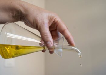 Archivo - Una persona echa aceite de una aceitera, a 21 de junio de 2024, en Barcelona, Cataluña.David Zorrakino - Europa Press - Archivo