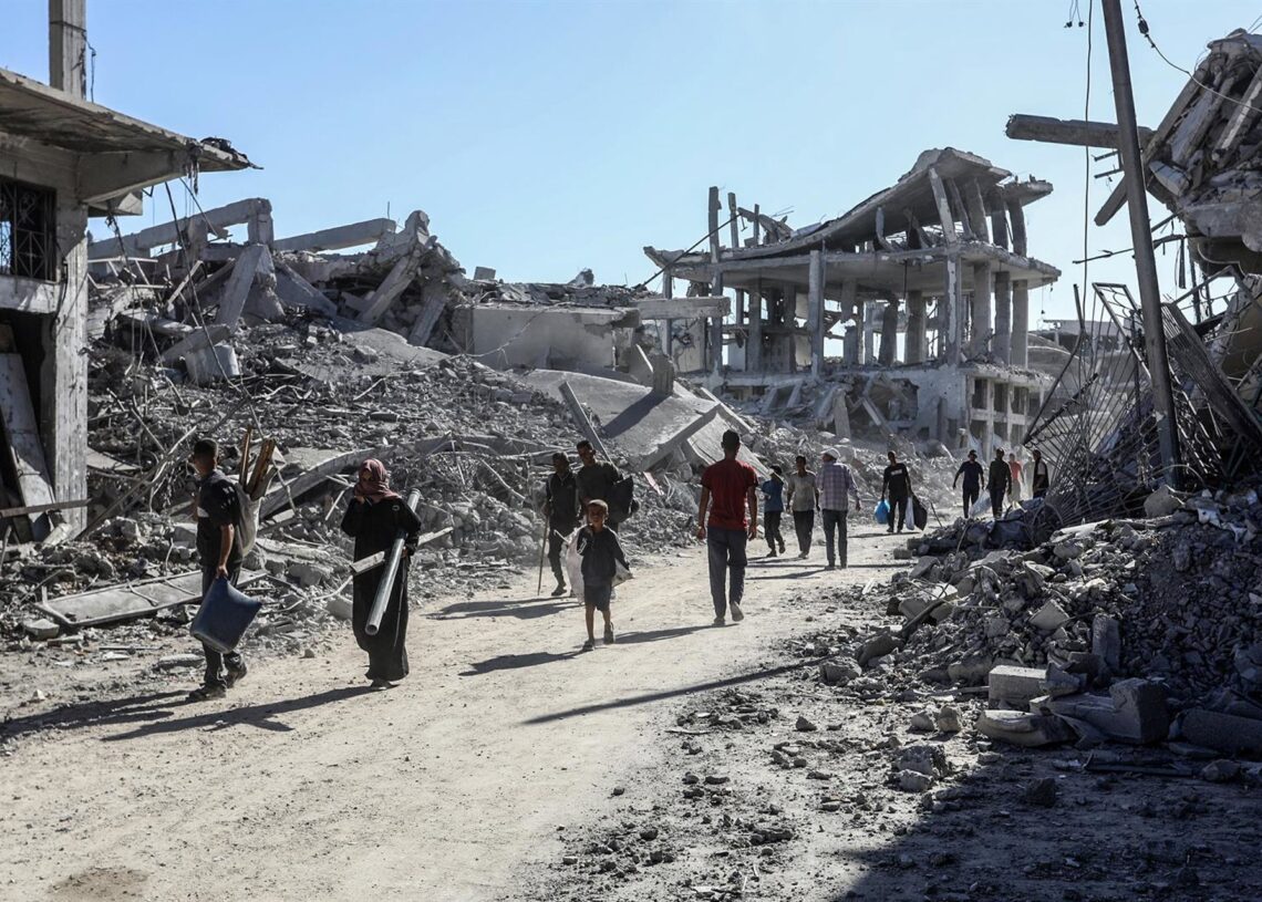 Archivo - Palestinos regresan a Jan Yunis tras el repliegue de tropas de Israel ante el acuerdo con Hamás para aplicar la primera fase de la propuesta de Estados Unidos para la Franja de Gaza (archivo)Abed Rahim Khatib/dpa - Archivo