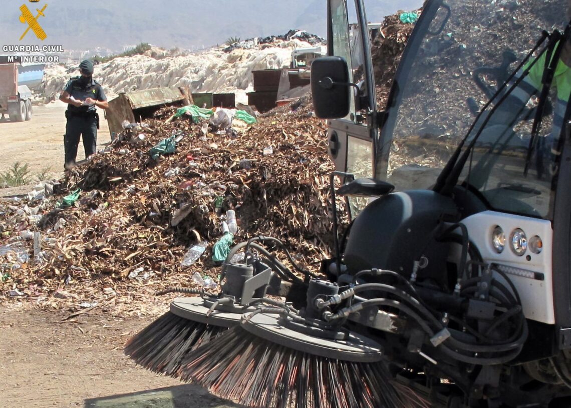 Archivo - Un agente del Seprona de la Guardia Civil atestigua los residuos acumulados en el paraje Las Palmerillas de Roquetas de Mar (Almería).GUARDIA CIVIL - Archivo