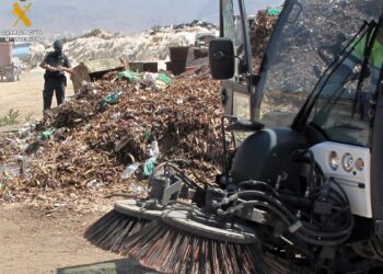 Archivo - Un agente del Seprona de la Guardia Civil atestigua los residuos acumulados en el paraje Las Palmerillas de Roquetas de Mar (Almería).GUARDIA CIVIL - Archivo