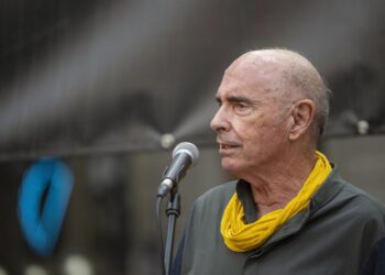 Archivo - El presidente de la ANC, Lluís Llach, interviene durante una manifestación para pedir la aplicación de la amnistía, a 13 de julio de 2024, en Barcelona, Catalunya (España). La Assemblea Nacional Catalana (ANC) ha convocado la manifestación, que Lorena Sopêna - Europa Press - Archivo