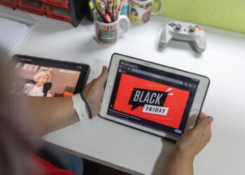 Archivo - Un joven mira una web de compras online.Eduardo Parra - Europa Press - Archivo