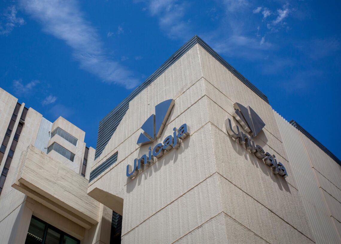 Archivo - Unicaja ofrece financiación a empresas y autónomos para la compra de vehículos sosteniblesUNICAJA - Archivo