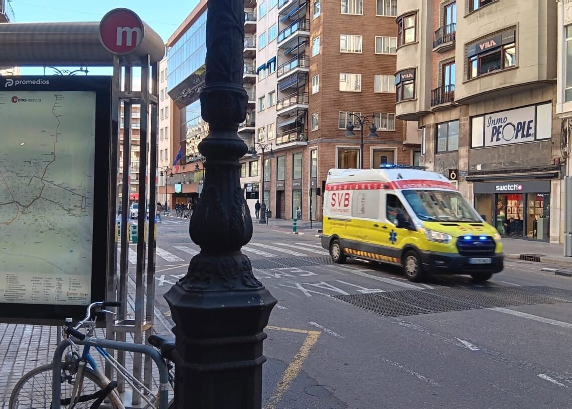 Una ambulancia circula sobre una de las rejillas de FGVGVA