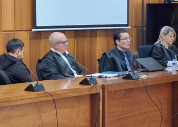 A la izquierda, el acusado junto a su abogado, José María Caballero; el letrado de la acusación particular, Raúl Pardo-Geijo, y la fiscalTSJMU