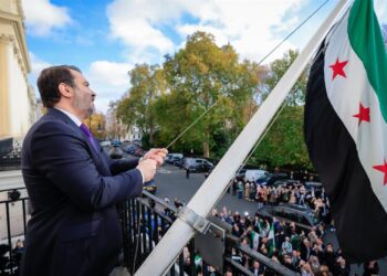El ministro de Exteriores de Siria, Asaad al Shaibani, iza la bandera siria en la Embajada del país en la capital de Reino Unido, LondresMINISTERIO EXTERIORES SIRIA EN X (@SYRIANMOFAEX)