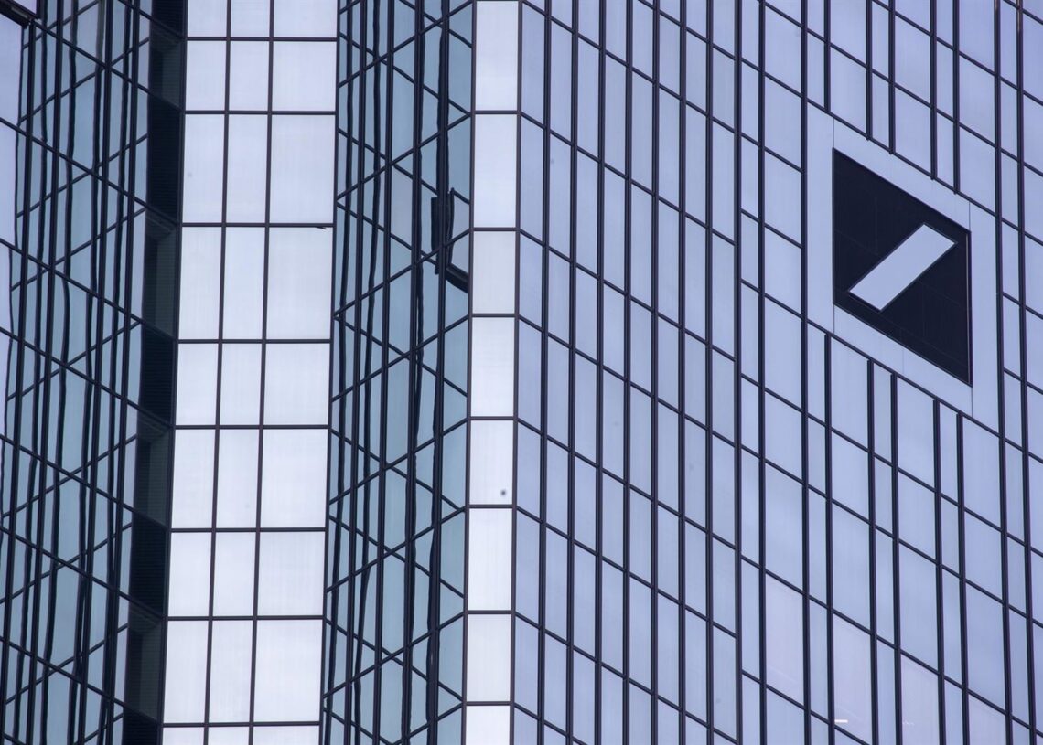 Archivo - FILED - 16 March 2023, Hesse, Frankfurt_Main: Deutsche Bank's logo is seen on the bank's headquarters building in Frankfurt's banking district. Photo: Helmut Fricke/dpaHelmut Fricke/Dpa - Archivo