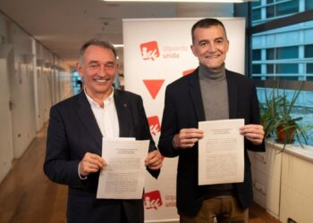 El portavoz de IU en el Congreso, Enrique Santiago; y el coordinador federal de IU, Antonio Maíllo, con la querella criminal contra los responsables militares del asalto y detención de la Sumud Flotilla en octubre de 2025.IU CONGRESO