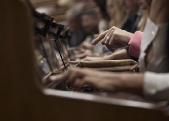 Varios diputados emiten su voto durante una sesión plenaria en el CongresoJesús Hellín - Europa Press
