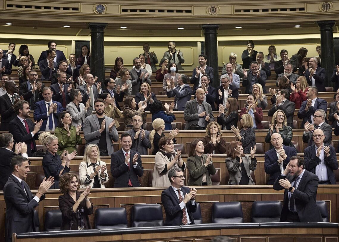 Diputados celebran una votación durante una sesión plenaria en el Congreso de los Diputados, a 13 de noviembre de 2025, en MadridJesús Hellín - Europa Press
