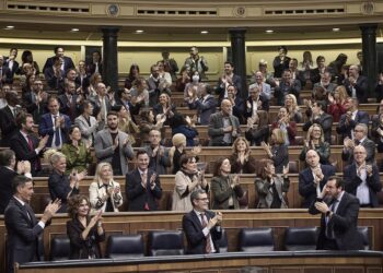 Diputados celebran una votación durante una sesión plenaria en el Congreso de los Diputados, a 13 de noviembre de 2025, en MadridJesús Hellín - Europa Press