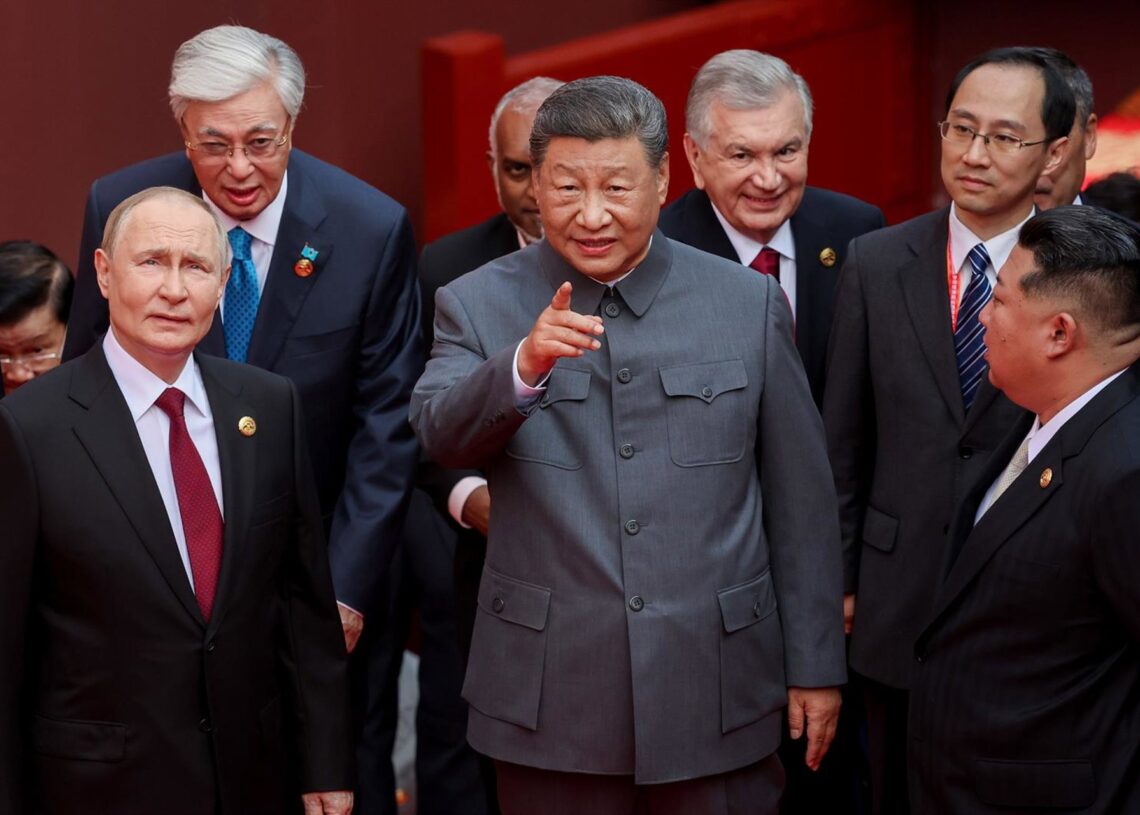 Archivo - El presidente ruso Vladimir Putin, junto al presidente chino Xi Jinping y el líder norcoreano Kim Jong Un en la plaza de Tiananmen para asistir al desfile militar con motivo del 80.º aniversario de la victoria sobre Japón en la II Guerra MundialAlexander Kazakov/TASS via ZUMA / DPA - Archivo