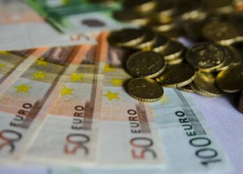 Archivo - Monedas y billetes.EUROPA PRESS - Archivo