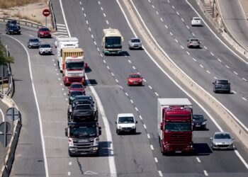 Archivo - Varios vehículos circulan en la autovía A4, a 27 de junio de 2025, en Madrid (España). A. Pérez Meca - Europa Press - Archivo