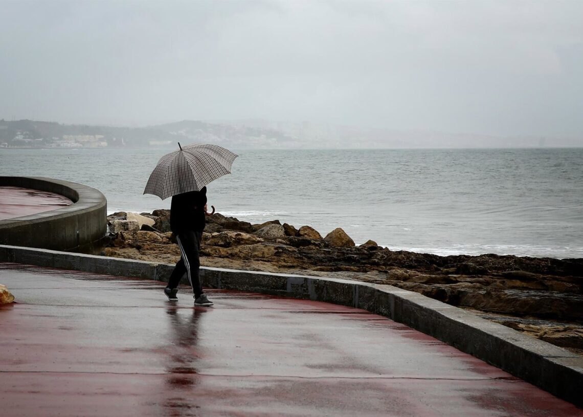 Archivo - Una persona con un paraguas bajo la lluvia en Lisboa, PortugalPEDRO FIUZA / XINHUA NEWS / CONTACTOPHOTO