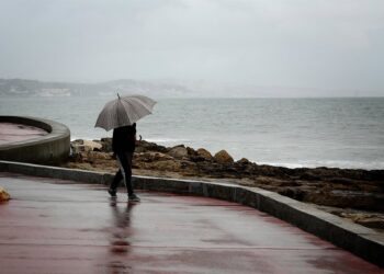 Archivo - Una persona con un paraguas bajo la lluvia en Lisboa, PortugalPEDRO FIUZA / XINHUA NEWS / CONTACTOPHOTO