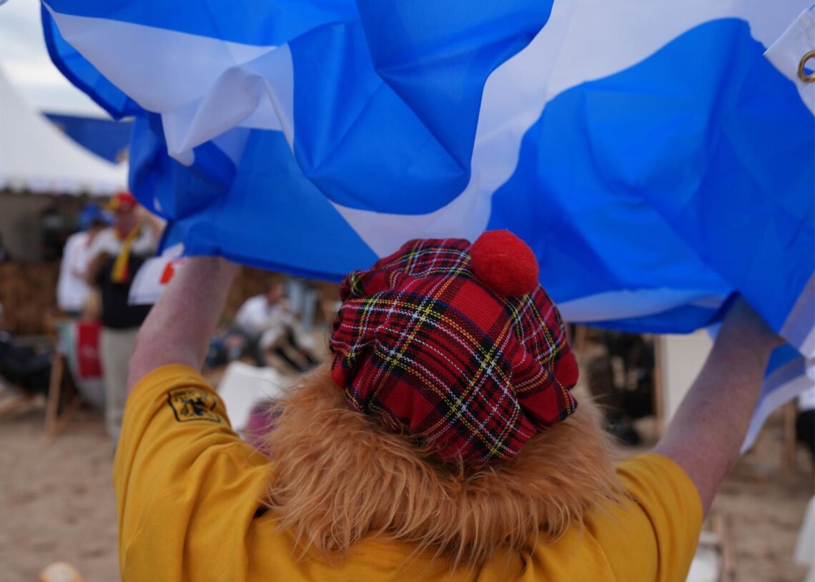 Archivo - 14 June 2024, Hamburg: Margaret from Glasgow holds up a Scotland flag on the grounds of the Hamburg European Championship fan festival at Heiligengeistfeld ahead of a public screening of the UEFA EURO 2024 Group A match between Germany and ScotlMarcus Brandt/dpa - Archivo