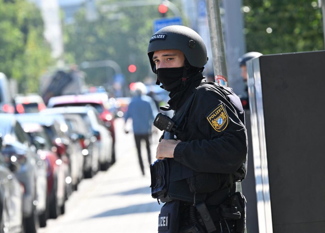 Archivo - Un agente de la Policía de Alemania durante una operación en el sur del país.Peter Kneffel/dpa - Archivo