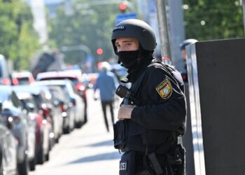 Archivo - Un agente de la Policía de Alemania durante una operación en el sur del país.Peter Kneffel/dpa - Archivo