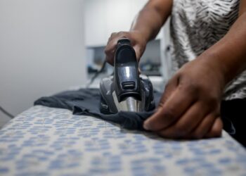 Archivo - Una empleada de hogar plancha una camiseta, el día en que han aprobado el paro para las empleadas del hogar, a 6 de septiembre de 2022, en Madrid (España). Ricardo Rubio - Europa Press - Archivo