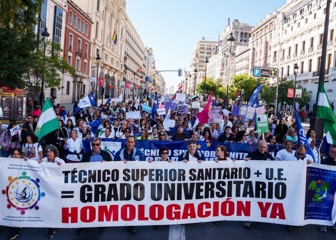Varias personas durante una manifestación de Técnicos Superiores Sanitarios (TSS), frente al Ministerio de Sanidad, a 3 de noviembre de 2025, en Madrid (España).Matias Chiofalo - Europa Press