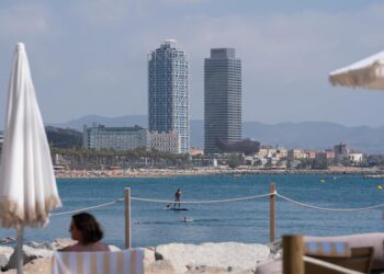 Archivo - Vista de una playa de Barcelona en las inmediaciones del Hotel W, a 5 de agosto de 2024, en Barcelona, Cataluña (España). Cataluña ha recibido 9,1 millones de visitantes extranjeros entre los meses de enero y junio de 2024, lo que representa un David Zorrakino - Europa Press - Archivo