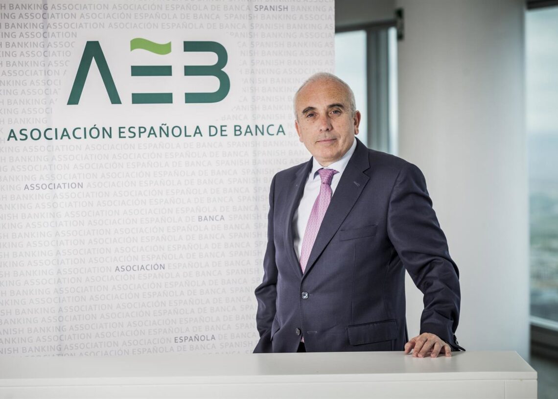 Archivo - El portavoz de la Asociación Española de Banca (AEB), José Luís Martínez Campuzano.AEB - Archivo