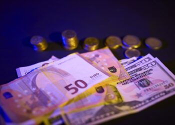 Archivo - Billetes y monedas, a 3 de septiembre de 2025, en Madrid (España). Jesús Hellín - Europa Press - Archivo